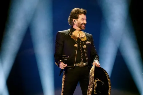 Alejandro-Fernandez-Premio-Lo-Nuestro-feb-2025-billboard-espanol-1548
